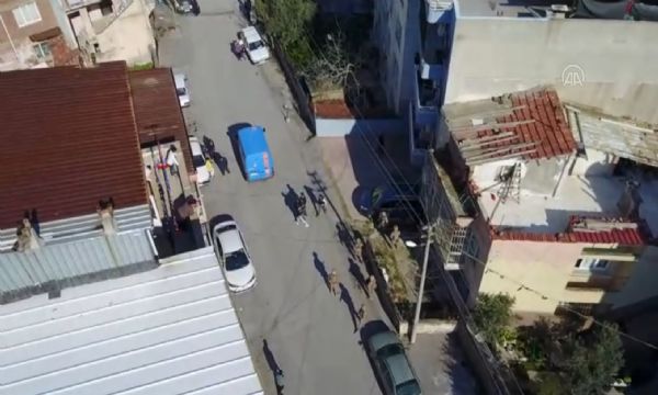 İzmir'de uyuşturucu baskını... Çatıda yakalandılar!